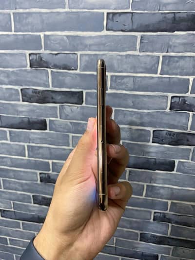 iphone 11 pro 64 gb golden colouer 10/10 condition water pack