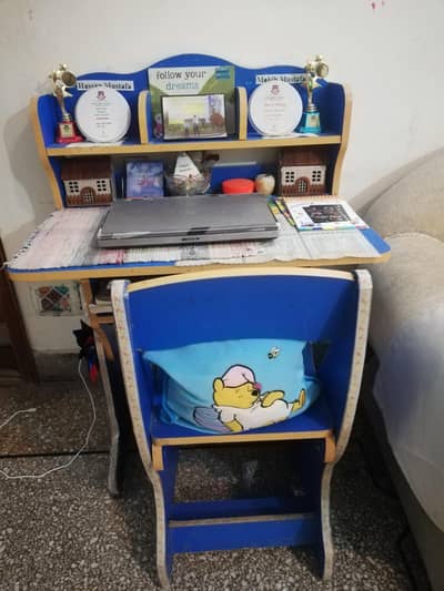 A1study table with chair