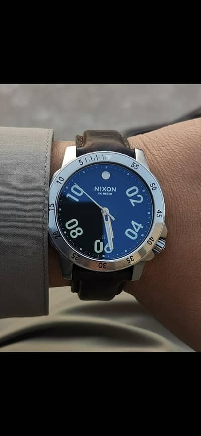 03459528552 Two watch hai nixon  usa brand orgnile condtion 10 by 10