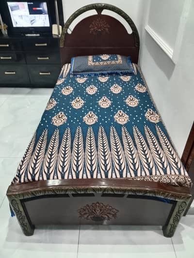 single wooden bed