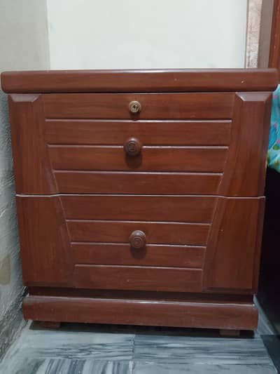 showcase and Dressee