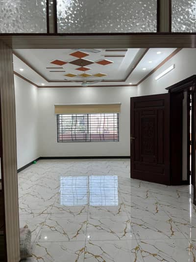 8 MARLA BREND NEW PORCTIONS FOR RENT