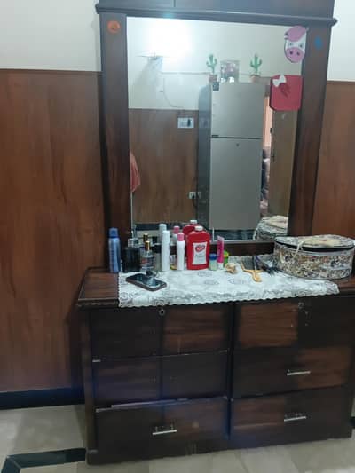 Dastik table very gu condtion