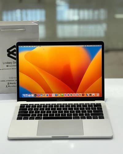 MacBook pro 2017 iintel core i5 16/256