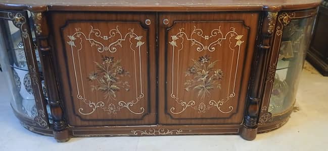 old table for sale(item inside are not included)