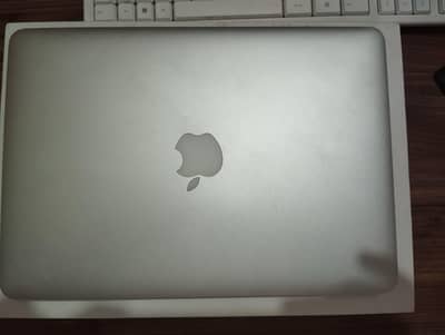 MacBook Pro 13” Retina 2014 – i5 / 8GB – Original charger + box