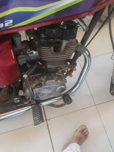 Honda 125 2017 model red colour good condition zero metr tyar