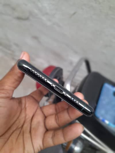 I phon 11 pro max  2nd hand us  water puck    Full box ha new phon ha