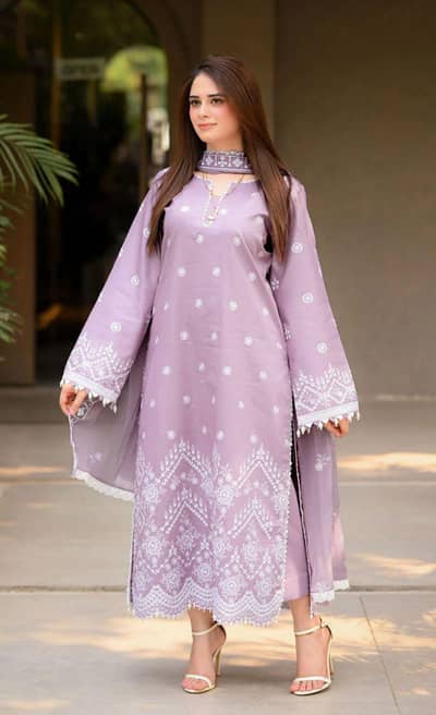 Luxury Lawn Suit with Dupatta Graceful Everyday Lawn Wear