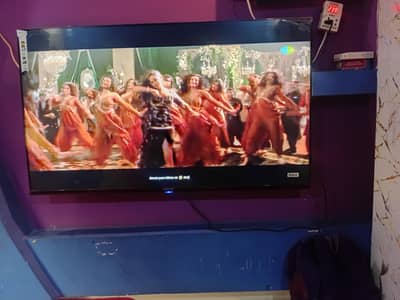 new li hai abi 1 manhta hoha hai LCD 60 inch  pora 60 inch hai