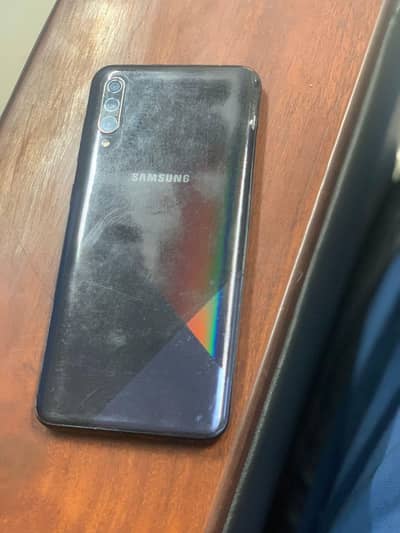 conditions achi hai memory 4/ 128 hai box bi hai