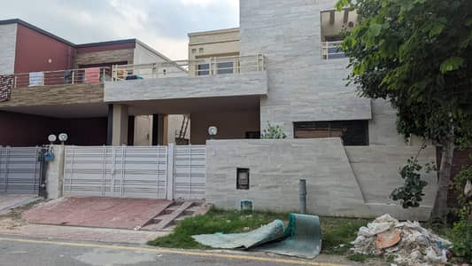 4 Beds Beautiful 10 Marla Villa for Rent in Ex Park View DHA Phase 8 Lahore .