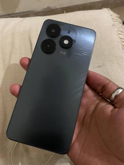 urgent sale 4+4/128 gb all ok with box charger