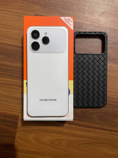 Tecno spark 40 Full new Condition 10/10 white color. under 35000