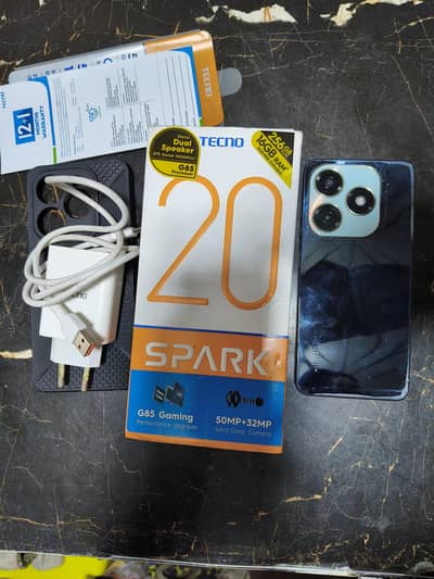 SPARK 20 (8+8)Ram /(256)memory with box and charger!