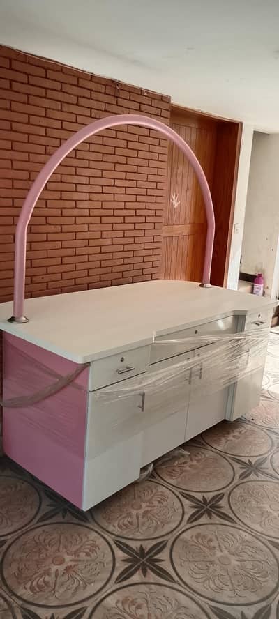 STALL/TABLE FOR URGENT SALE