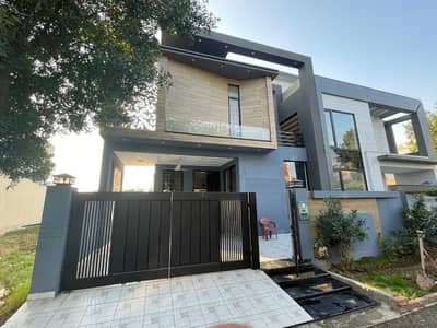 10 Marla Used House for Sale in Lake city