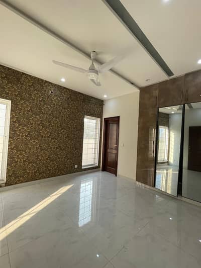 10 Marla Used House for Sale in | Lake city Lahore