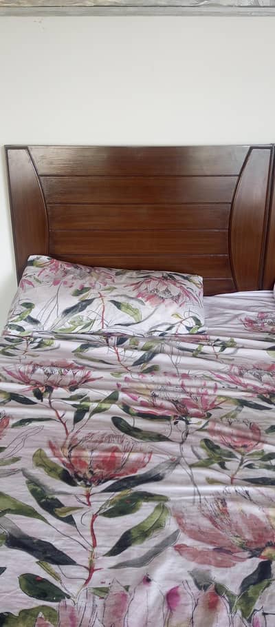 2 single beds with matres 1 side table