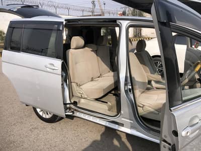 Toyota ISIS Japenes 7 Seater