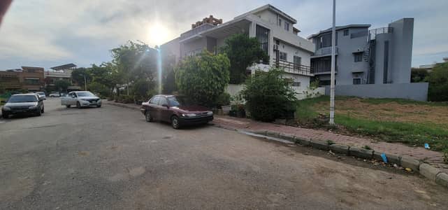 plot #929 1kanal phase 7 boulevard plot outstanding location