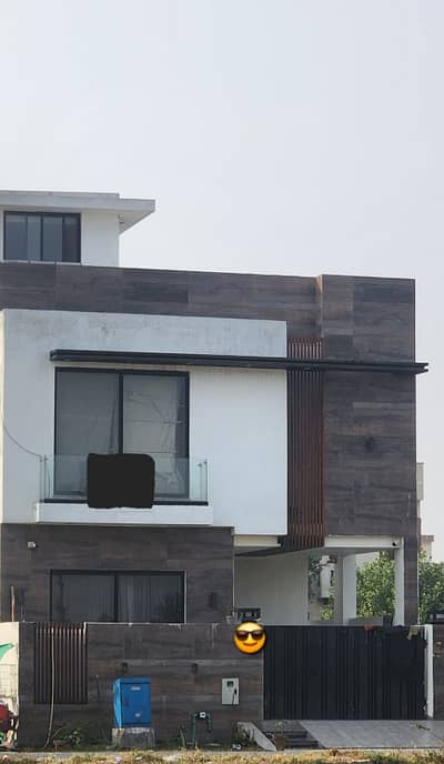 05 MARLA ELEGANT AND FULLY MAINTAINED SUPER HOT LOCATED BUNGALOW IS AVAILABLE IN THE BEST BLOCK OF DHA LAHORE.