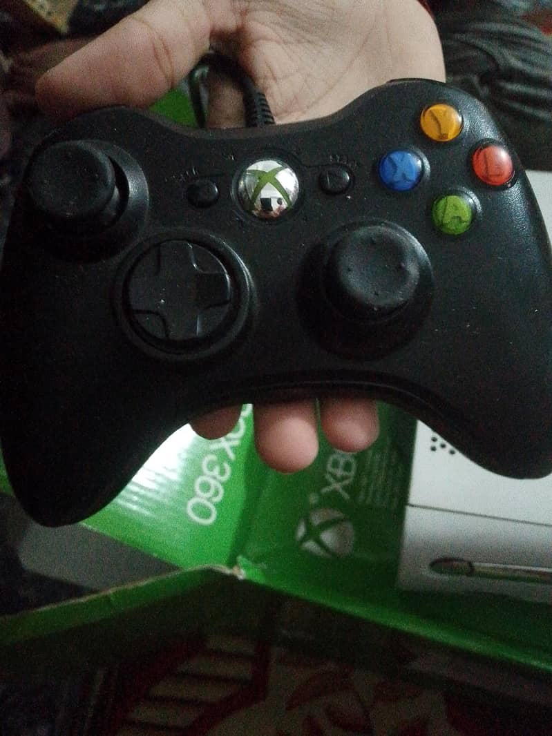 Xbox360 console/wireless controller/250GB memory unit 3