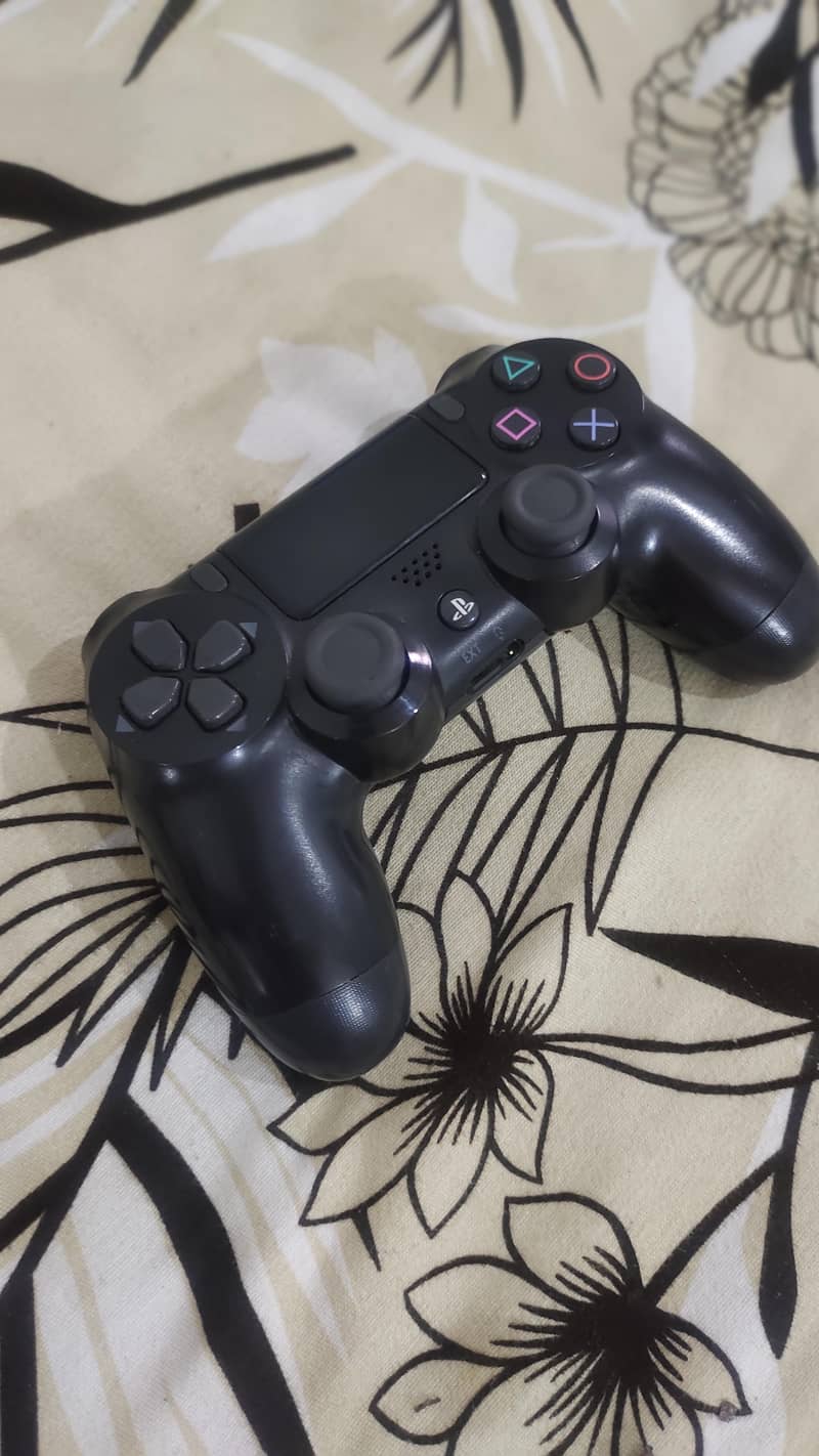 PS4 WIRELESS CONTROLLER 1