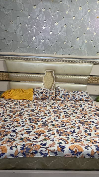 Bed, waddrobe, dressing table