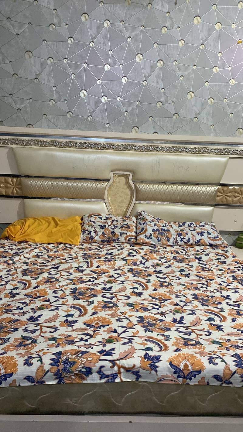 Bed, waddrobe, dressing table 0