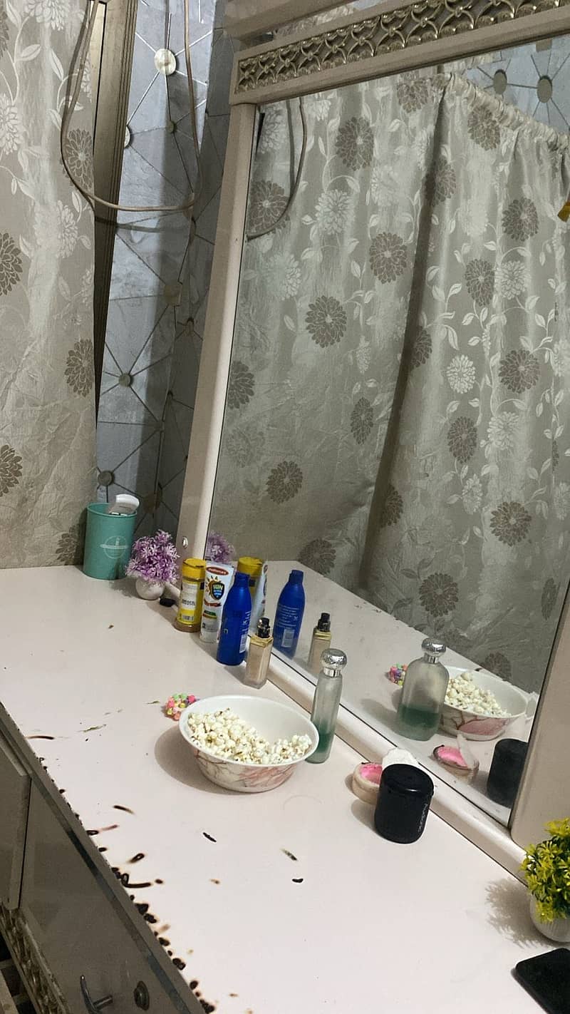 Bed, waddrobe, dressing table 1