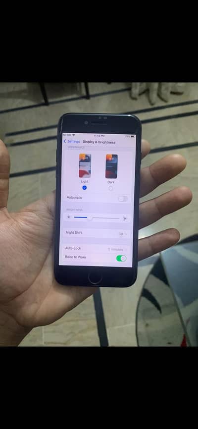 iphone 7 with box 128 gb all okay no any fault 03172914918