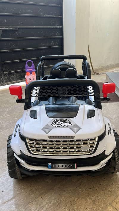 Big size car jeep for kids 10 by 10 condition All working with remote