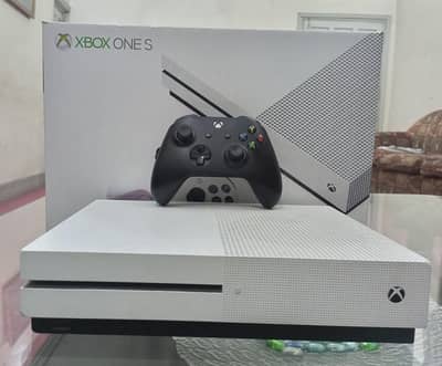 Excellent Condition Xbox One S (500gb) + upgraded one x controller