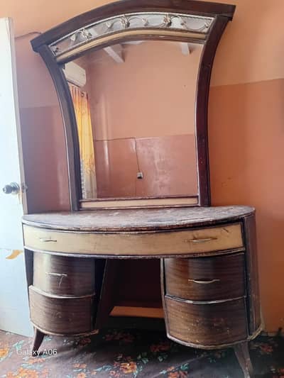 Dressing table with big size mirror