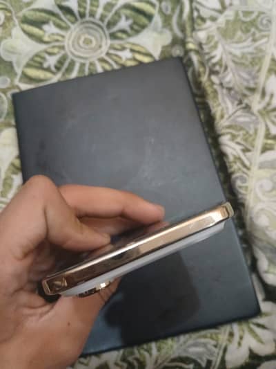 iPhone 17 air 10by10 condition hai 4month sim time b hai 256gb hai