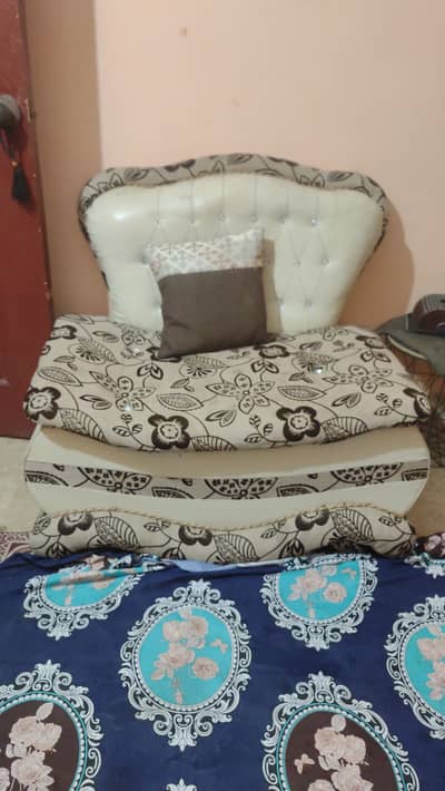 Saf Hain sofy achi condition Hy 25to 20 tak may sale krny hain anyon.