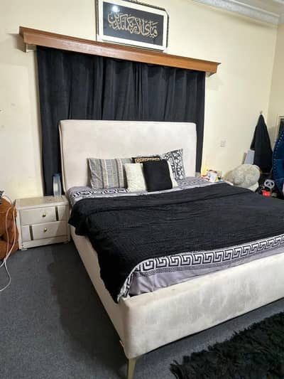 King Size Bed With Side Tablets