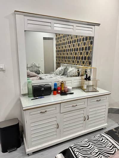 Bed with side tables and chester