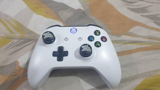 Xbox one S - 1 tb - good condition