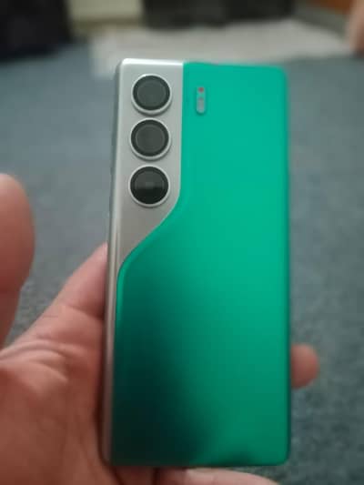 tecno camon 40 pro  contact nmber 0322 5368305