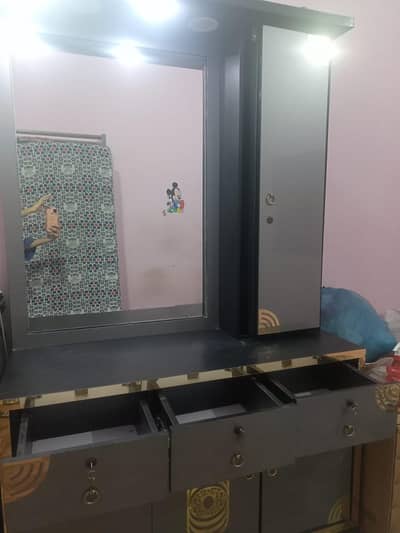 Elegant Wooden Dressing Table with Mirror & Storage Drawers