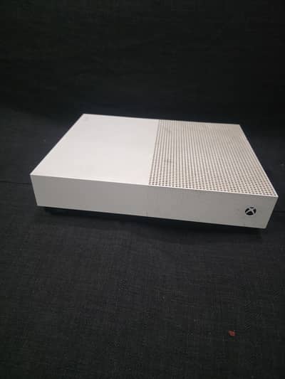 10/10 xbox one S 1tb digital version with 2 controlers