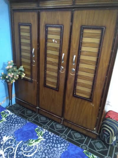 bed mattress k sath or almari