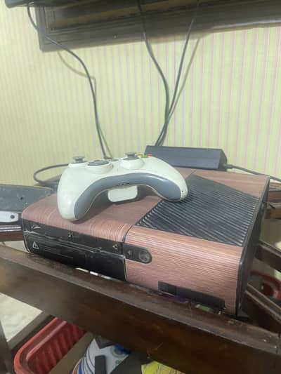 Xbox 360 E Jailbreak with 30 games and one controller