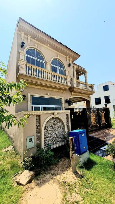 5 MARLA ELEGANT AND FULLY MAINTAINED SUPER HOT LOCATED BUNGALOW IS AVAILABLE IN THE BEST BLOCK OF DHA LAHORE.