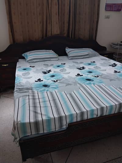 Solid bedset with wooden carving