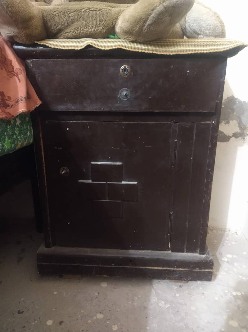 Bed Dressing with Side Table 4