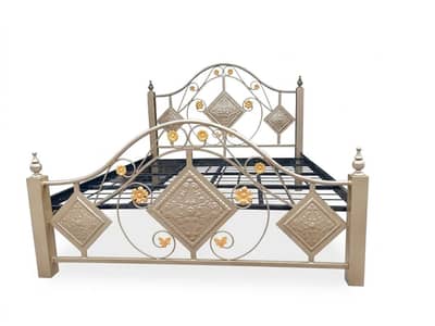 "خود تیار لوہے کا بیڈ، سائز ساڑھے پانچ بائی چھے فٹ"