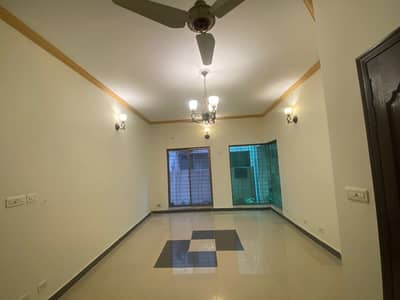 10 Marla 4 Bedrooms Beautiful House For Rent